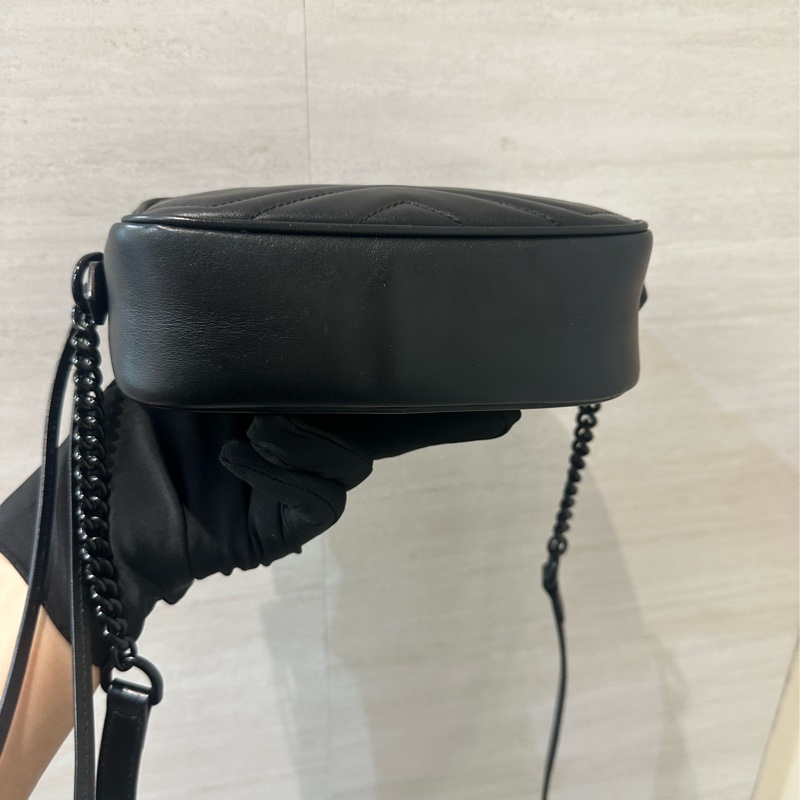 Gucci 黑牛皮山形紋黑釦Mini Marmont相機包-4