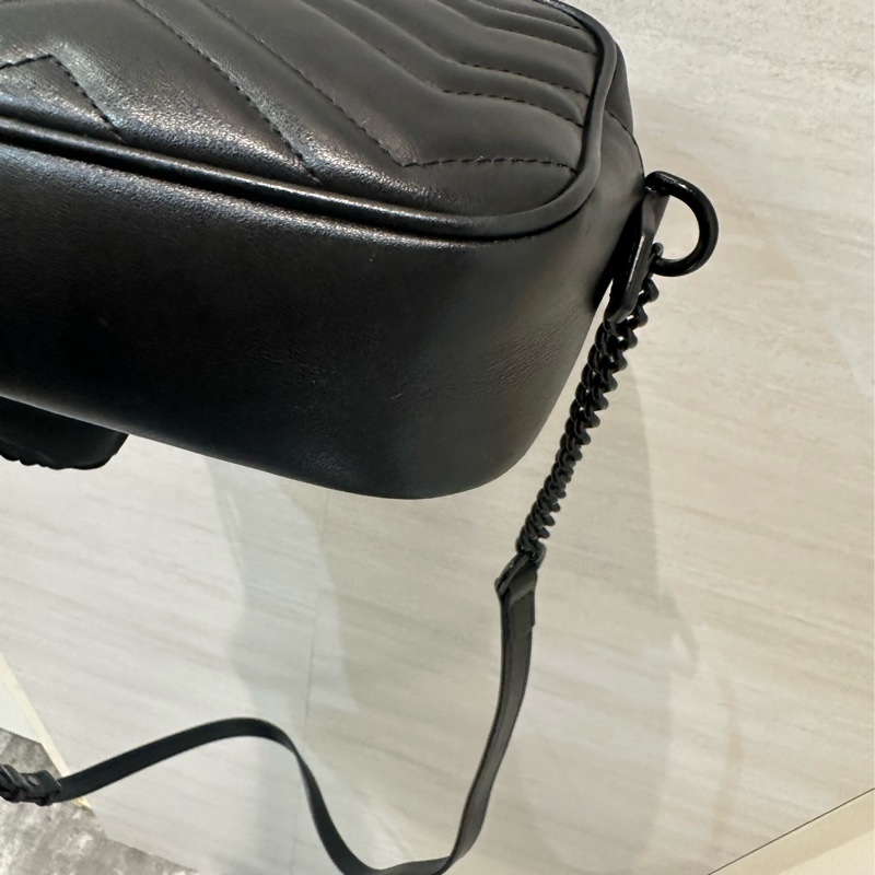 Gucci 黑牛皮山形紋黑釦Mini Marmont相機包-6