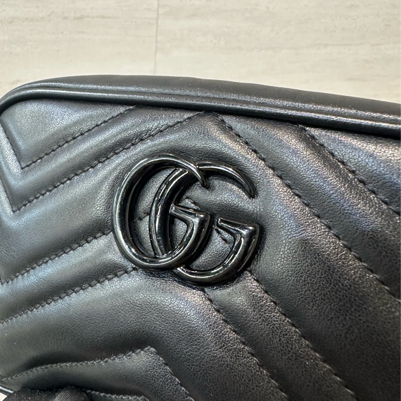 Gucci 黑牛皮山形紋黑釦Mini Marmont相機包-7