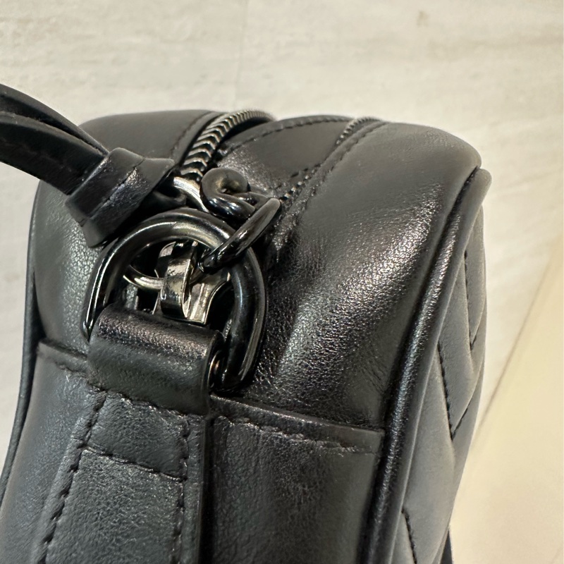 Gucci 黑牛皮山形紋黑釦Mini Marmont相機包-10