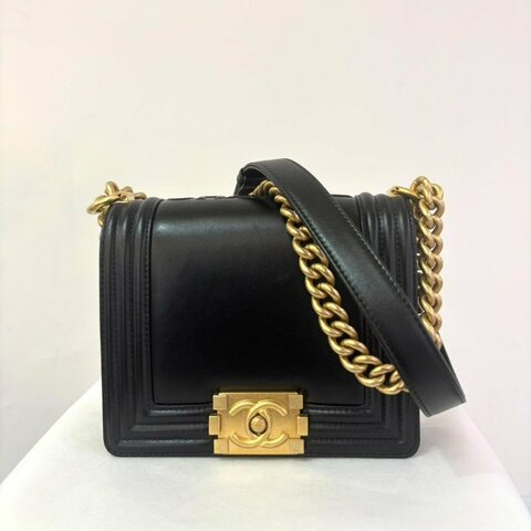 CHANEL BOY黑牛皮上緣LOGO壓紋黑金斜背20cm