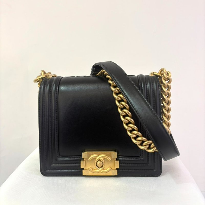 CHANEL BOY黑牛皮上緣LOGO壓紋黑金斜背20cm-0