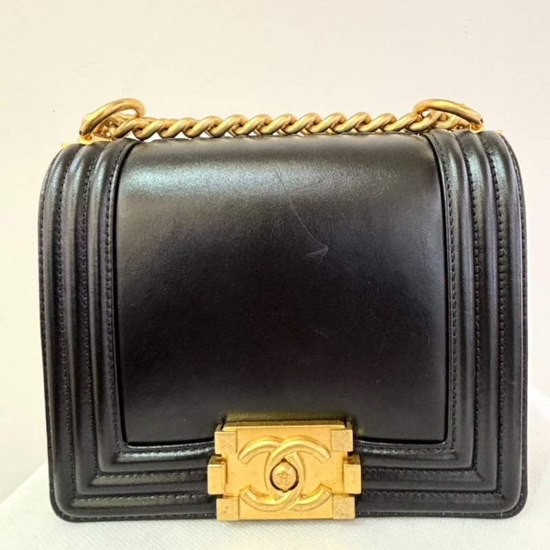 CHANEL BOY黑牛皮上緣LOGO壓紋黑金斜背20cm-1