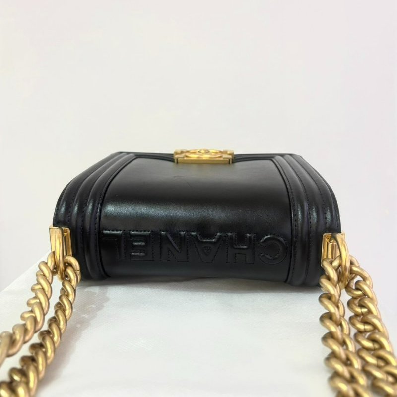 CHANEL BOY黑牛皮上緣LOGO壓紋黑金斜背20cm-4