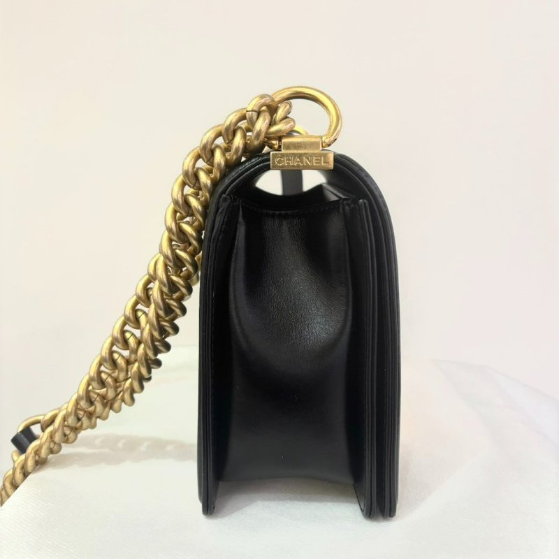 CHANEL BOY黑牛皮上緣LOGO壓紋黑金斜背20cm-6