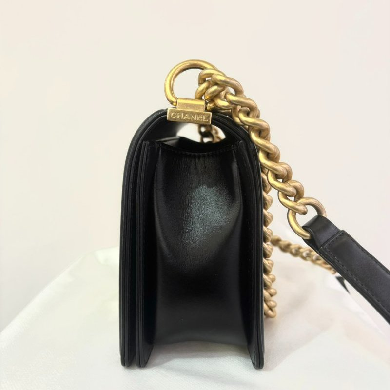 CHANEL BOY黑牛皮上緣LOGO壓紋黑金斜背20cm-7