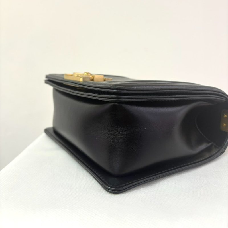 CHANEL BOY黑牛皮上緣LOGO壓紋黑金斜背20cm-8