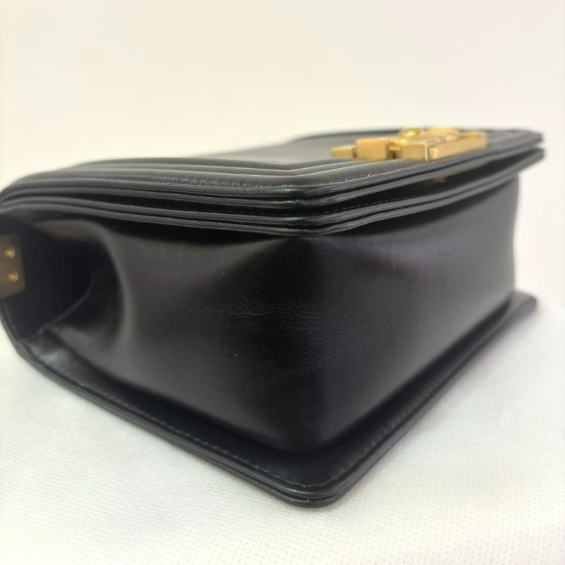 CHANEL BOY黑牛皮上緣LOGO壓紋黑金斜背20cm-9