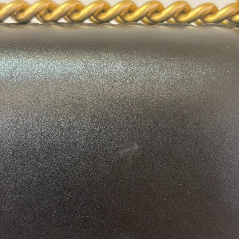 CHANEL BOY黑牛皮上緣LOGO壓紋黑金斜背20cm-10