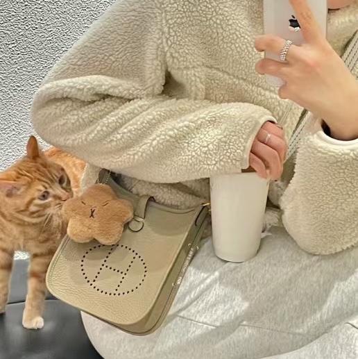 【全新品】W刻 HERMES 愛馬仕 Mini Evelyne伊芙琳迷你 馬爾法米8Q金扣隨身斜背包-9