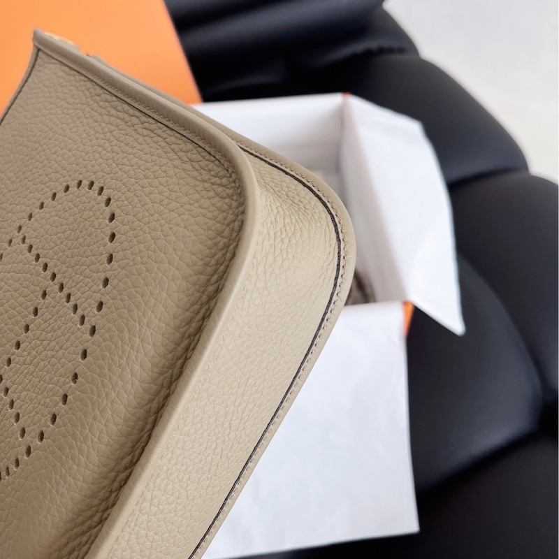 【全新品】W刻 HERMES 愛馬仕 Mini Evelyne伊芙琳迷你 馬爾法米8Q金扣隨身斜背包-10
