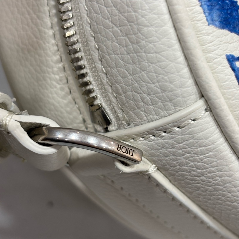 DIOR AND HYLTON NEL Dior Yoyo 聯名款 全皮 狗狗 狗 抽象 圓餅包 斜背包-10