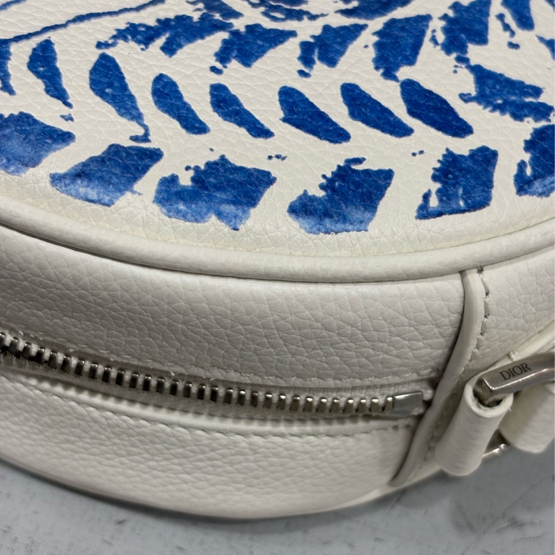 DIOR AND HYLTON NEL Dior Yoyo 聯名款 全皮 狗狗 狗 抽象 圓餅包 斜背包-26