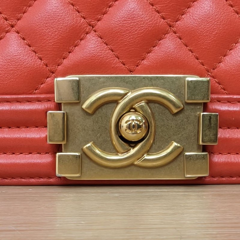 CHANEL Leboy中號25紅色牛皮23開金扣肩背包-1