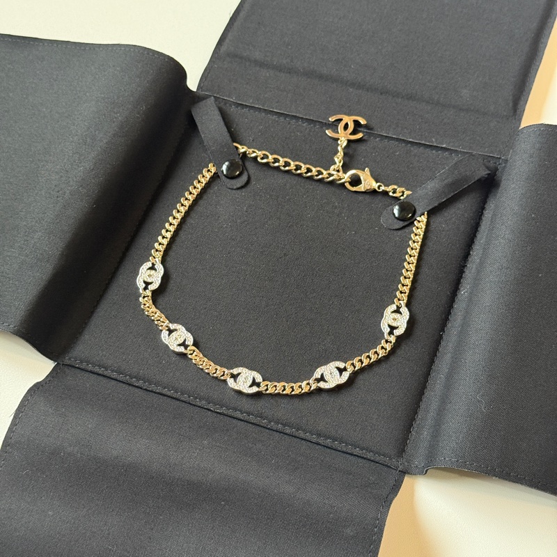 『全新全配』香奈兒Chanel  五花 爆款 LOGO淡金帶鑽頸鏈-0