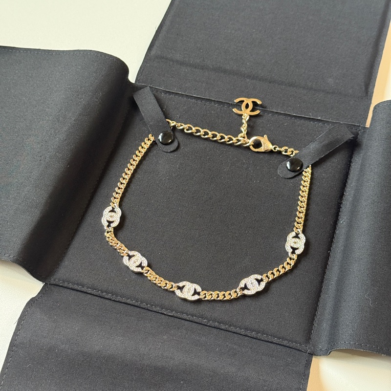 『全新全配』香奈兒Chanel  五花 爆款 LOGO淡金帶鑽頸鏈-1