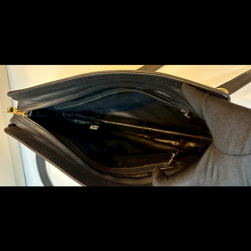 Chanel 金鍊黑荔枝皮肩背包（底部雙c裝飾-17