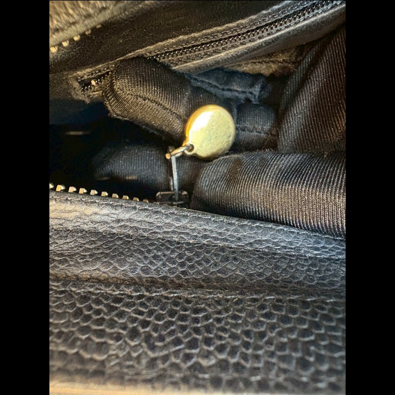 Chanel 金鍊黑荔枝皮肩背包（底部雙c裝飾-19