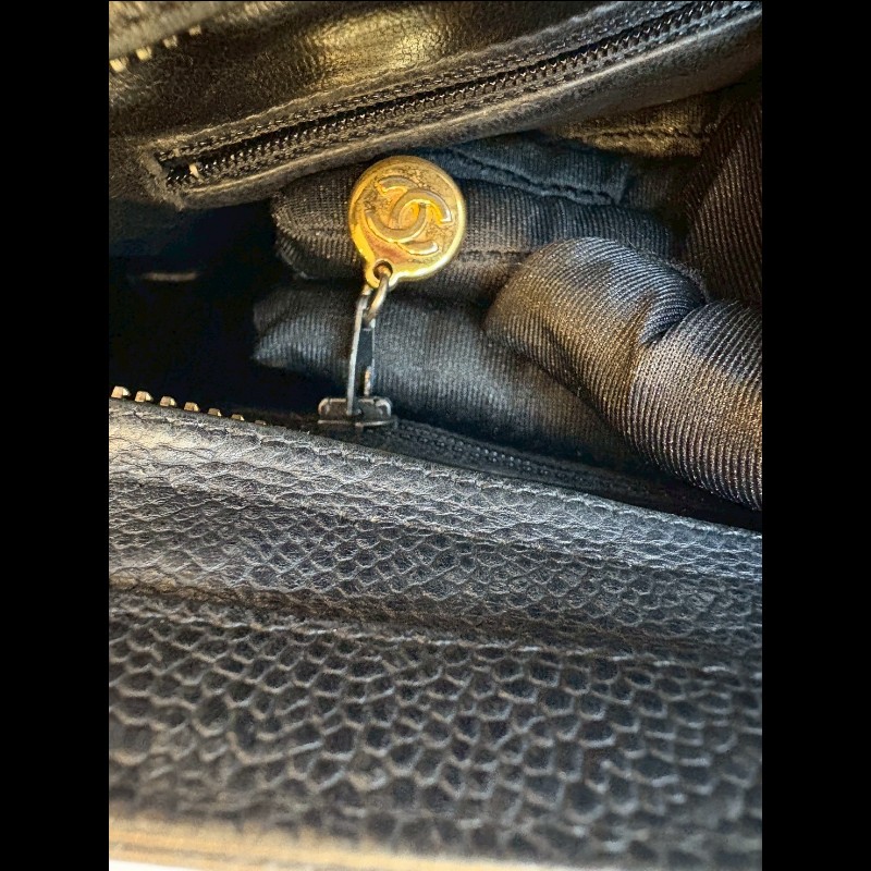 Chanel 金鍊黑荔枝皮肩背包（底部雙c裝飾-23