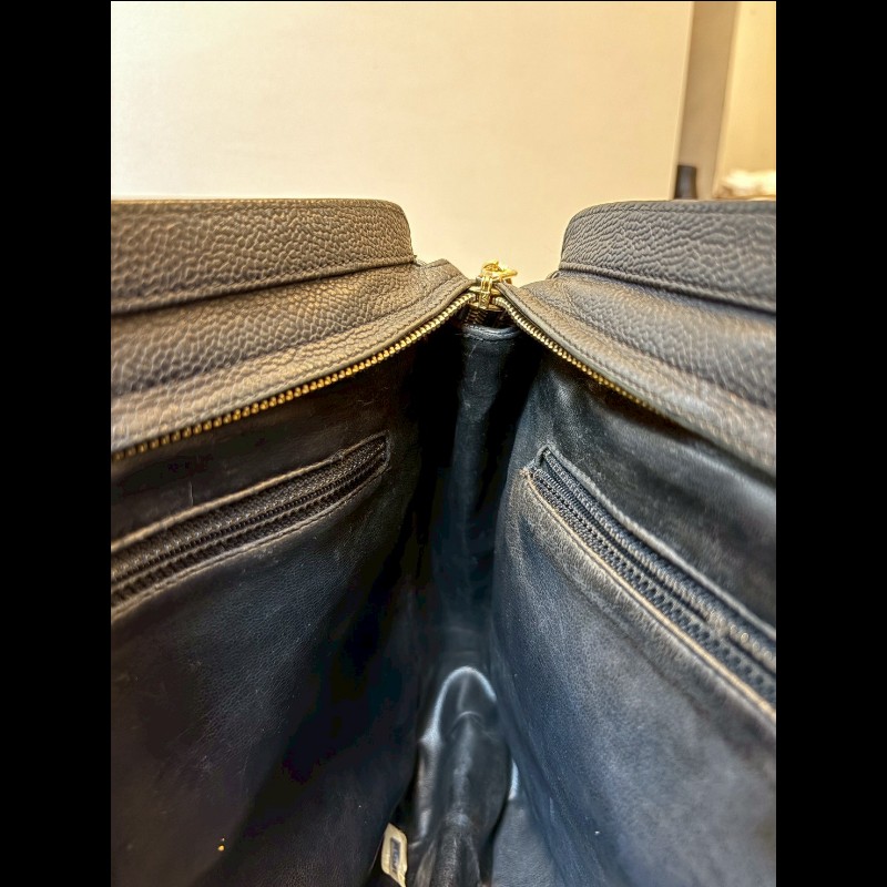 Chanel 金鍊黑荔枝皮肩背包（底部雙c裝飾-24