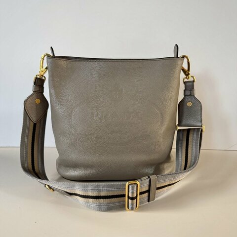 PRADA 大象灰 牛皮 壓紋 LOGO 織帶背帶 肩背包 1BE057