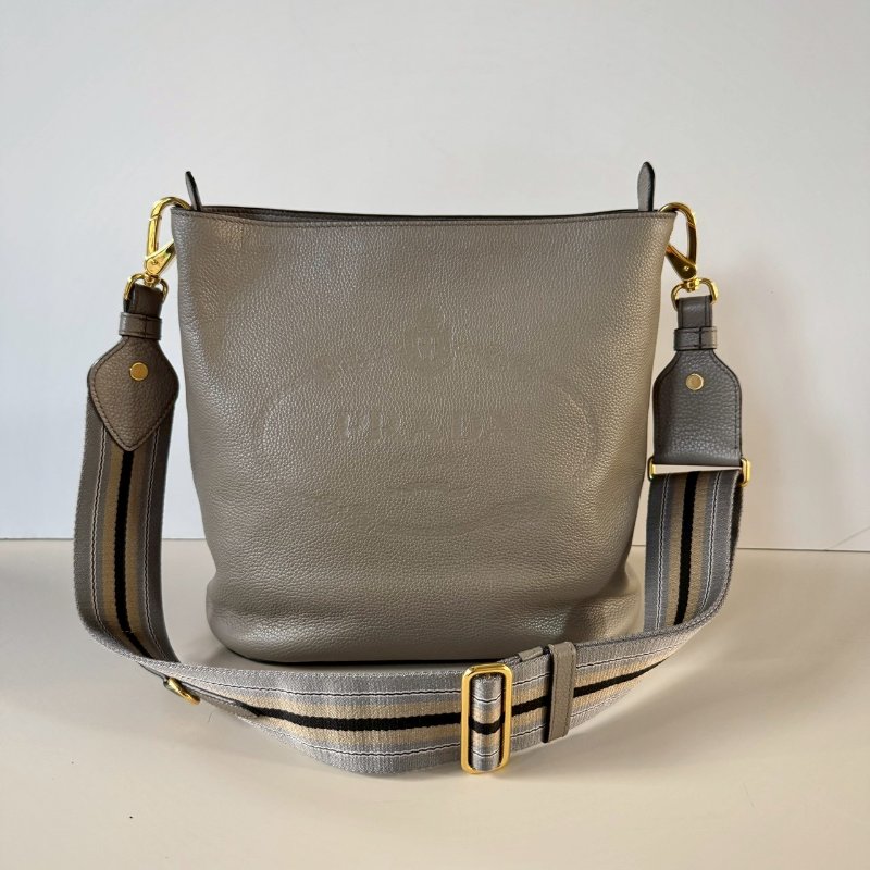 PRADA 大象灰 牛皮 壓紋 LOGO 織帶背帶 肩背包 1BE057-0