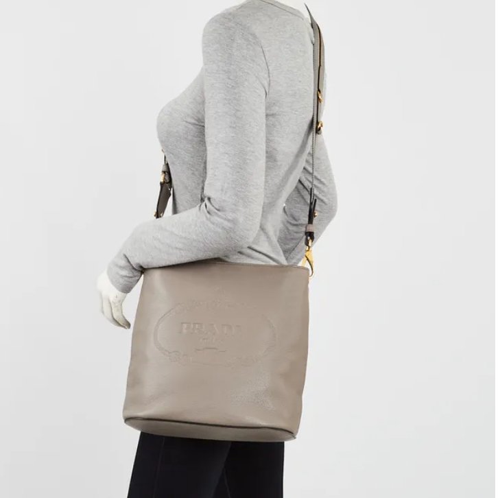 PRADA 大象灰 牛皮 壓紋 LOGO 織帶背帶 肩背包 1BE057-10