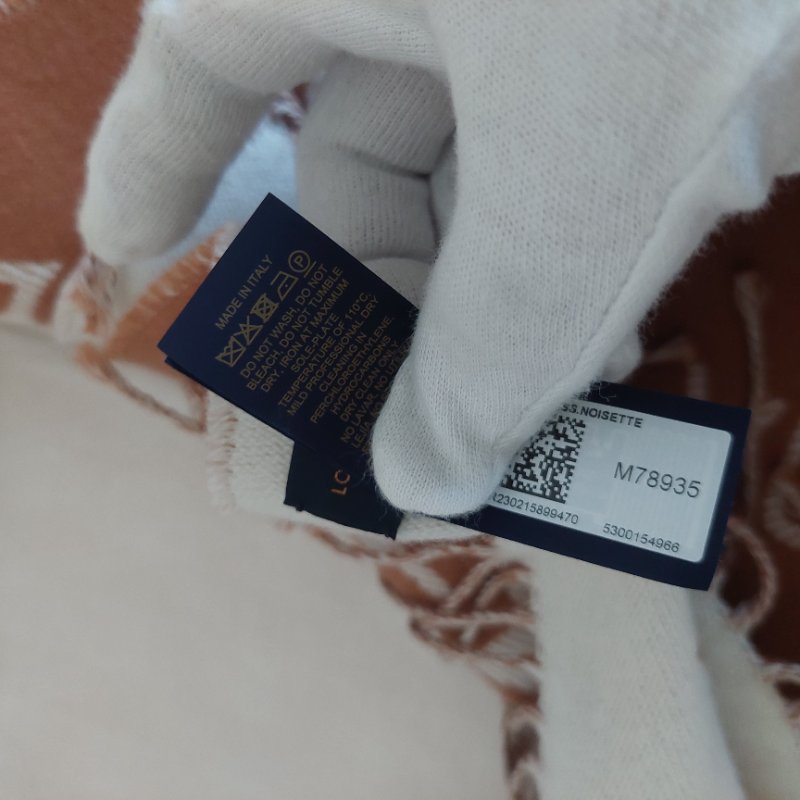 LV M78935  🎀實品拍照🎀 榛子色  Monogram Essential 圍巾~二手美品-17