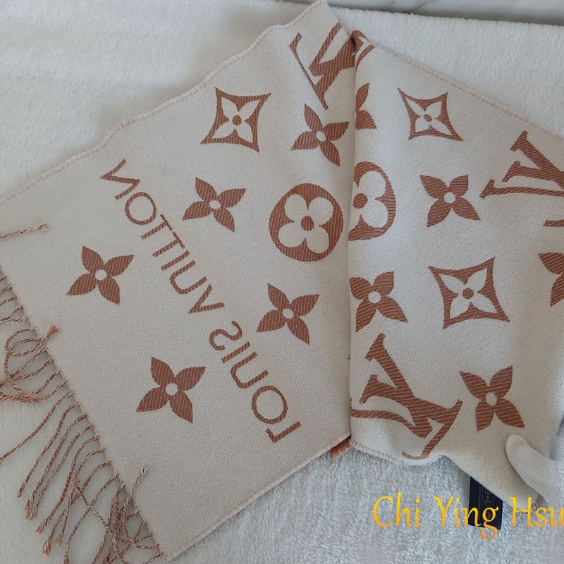 LV M78935  🎀實品拍照🎀 榛子色  Monogram Essential 圍巾~二手美品-23