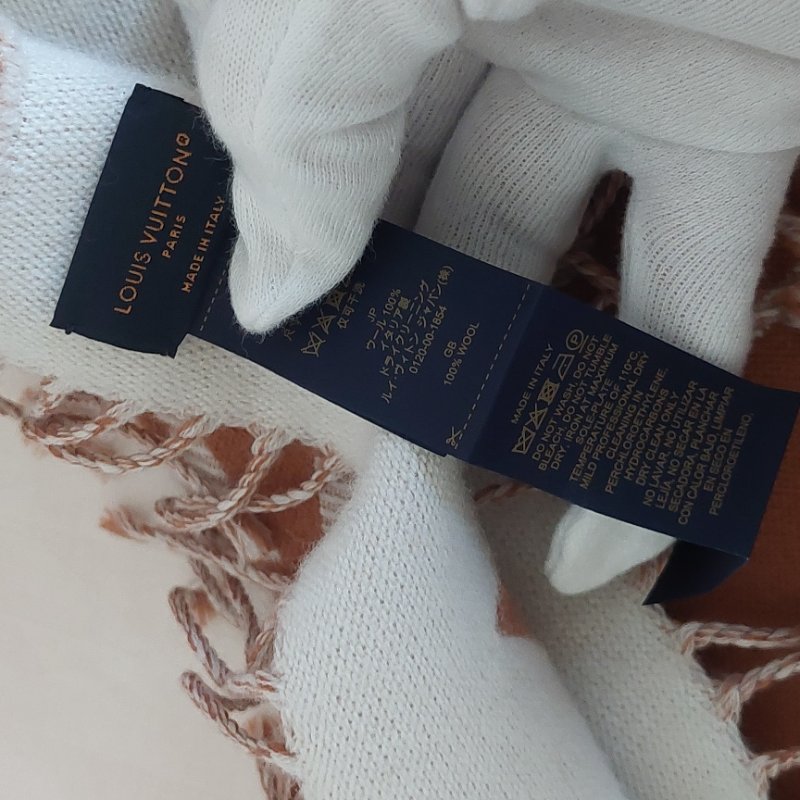 LV M78935  🎀實品拍照🎀 榛子色  Monogram Essential 圍巾~二手美品-32