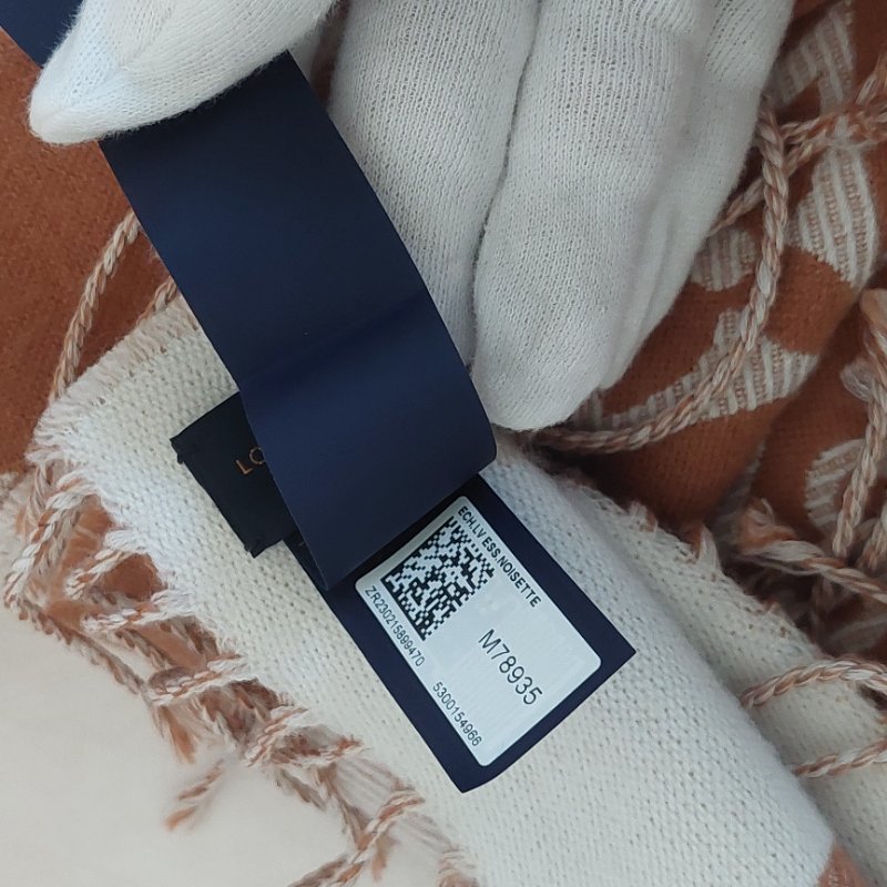 LV M78935  🎀實品拍照🎀 榛子色  Monogram Essential 圍巾~二手美品-34