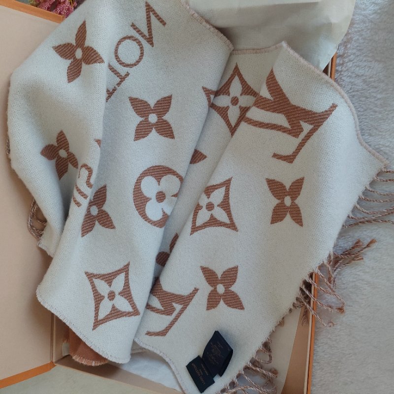 LV M78935  🎀實品拍照🎀 榛子色  Monogram Essential 圍巾~二手美品-51