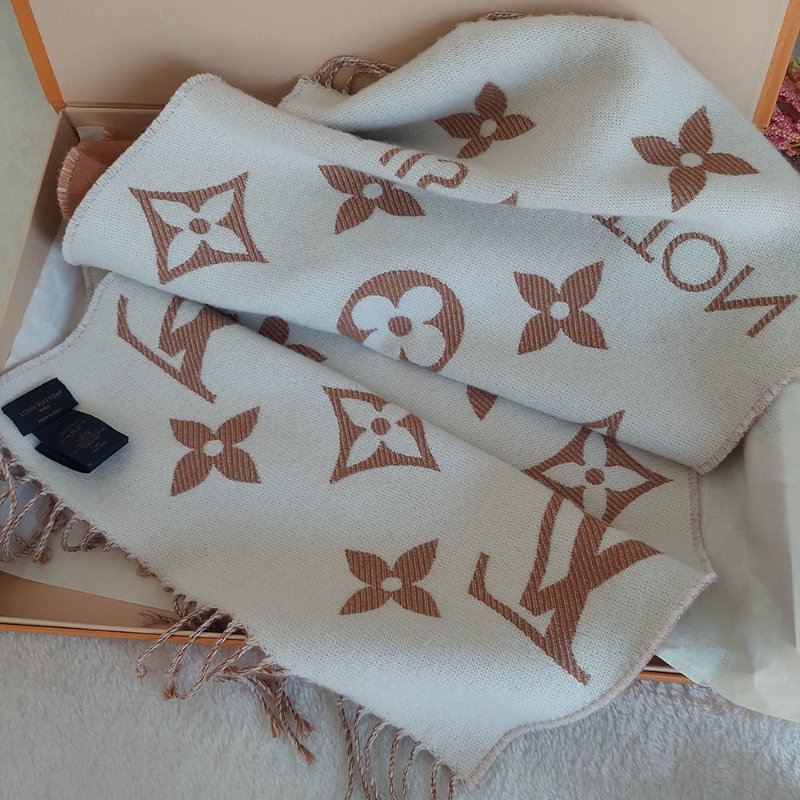 LV M78935  🎀實品拍照🎀 榛子色  Monogram Essential 圍巾~二手美品-66