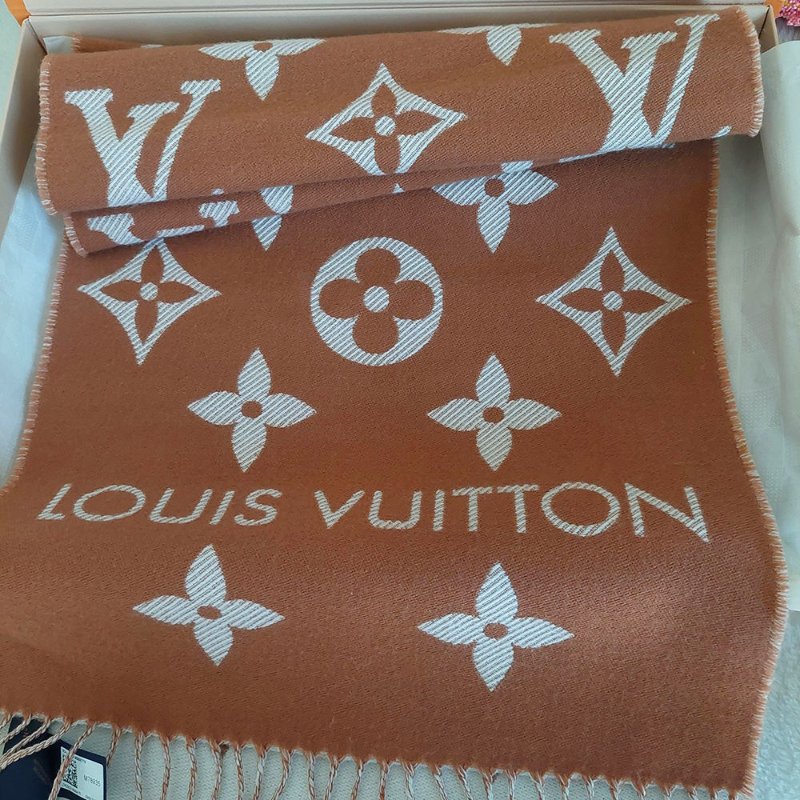 LV M78935  🎀實品拍照🎀 榛子色  Monogram Essential 圍巾~二手美品-70
