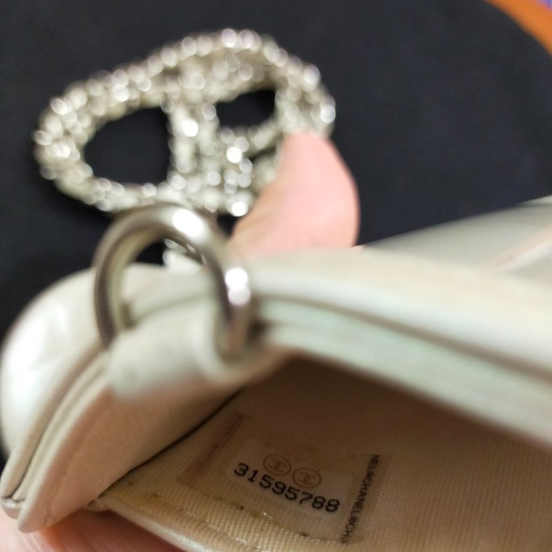 CHANEL 白色微透人魚珠光伸縮卡套組-7