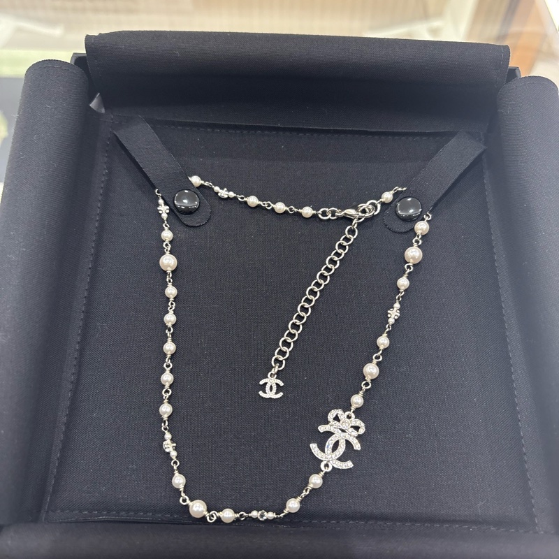 CHANEL 水鑽蝴蝶結雙C珍珠頸鏈  全新現貨-7