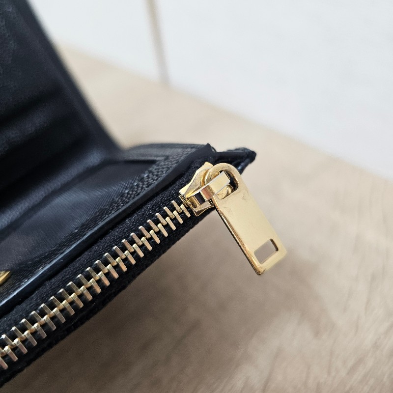 [ 甜價出❣️] YSL黑荔枝皮金釦對釦短夾-14