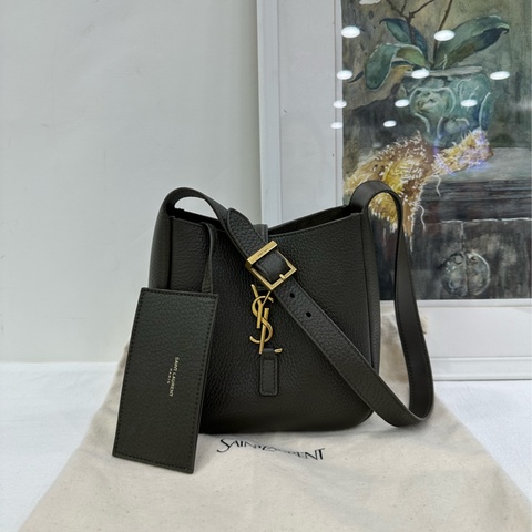 YSL聖羅蘭hobo mini腋下包黑金25年 99近閒置，尺寸：15*16*7cm