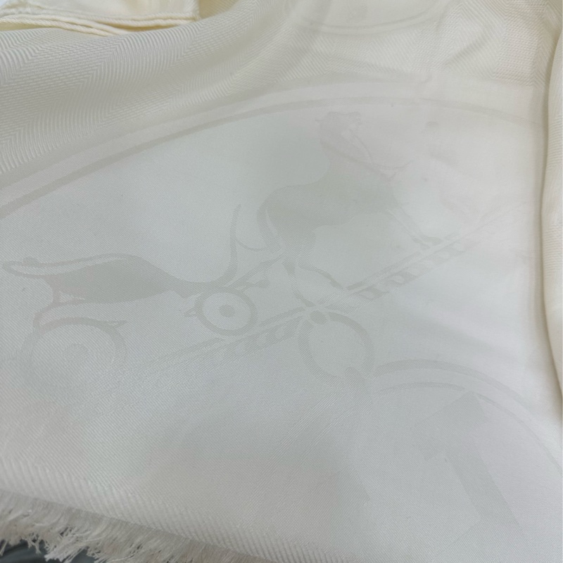 HERMES愛馬仕白色印花圖案女士圍巾披肩 尺寸：75*210cm 材質：85%山羊絨 15%桑蠶絲-1
