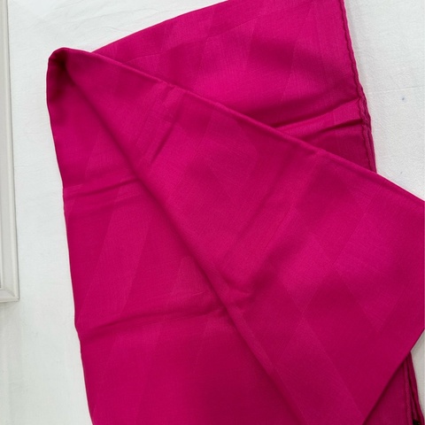 HERMES愛馬仕枚紅印花圖案女士圍巾披肩 尺寸：75*210cm 材質：85%山羊絨 15%桑蠶絲