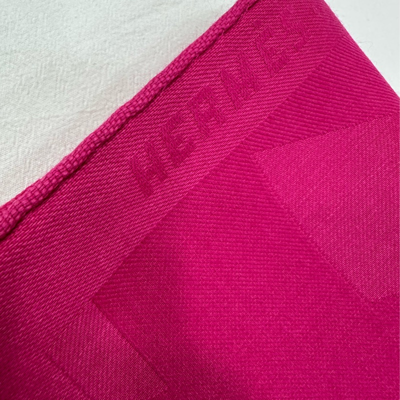 HERMES愛馬仕枚紅印花圖案女士圍巾披肩 尺寸：75*210cm 材質：85%山羊絨 15%桑蠶絲-2