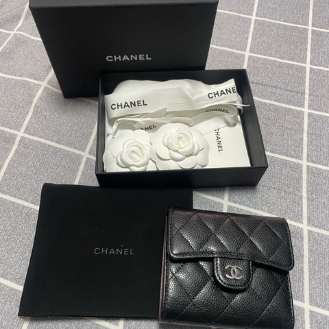 香奈兒銀扣牛皮短夾