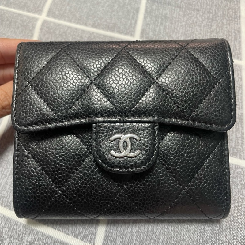 香奈兒銀扣牛皮短夾-6