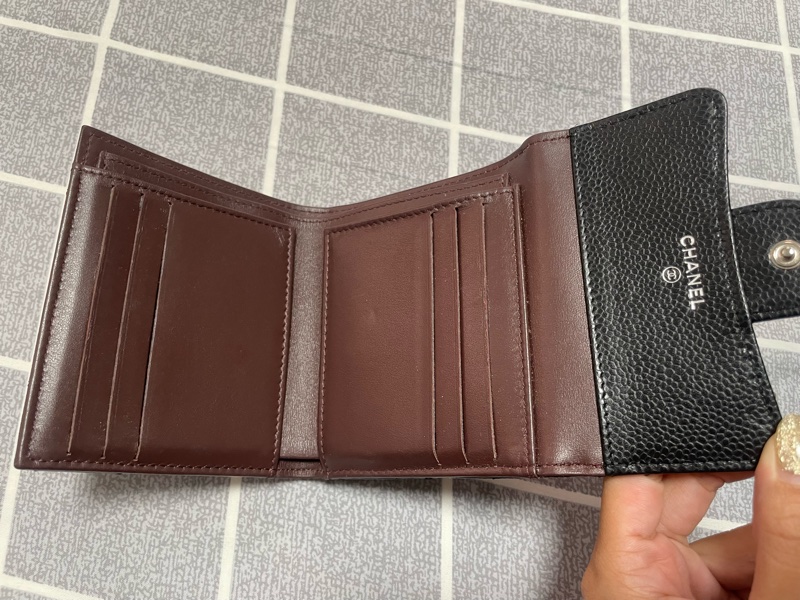 香奈兒銀扣牛皮短夾-7