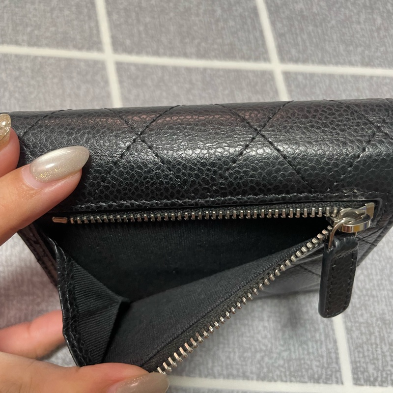 香奈兒銀扣牛皮短夾-9