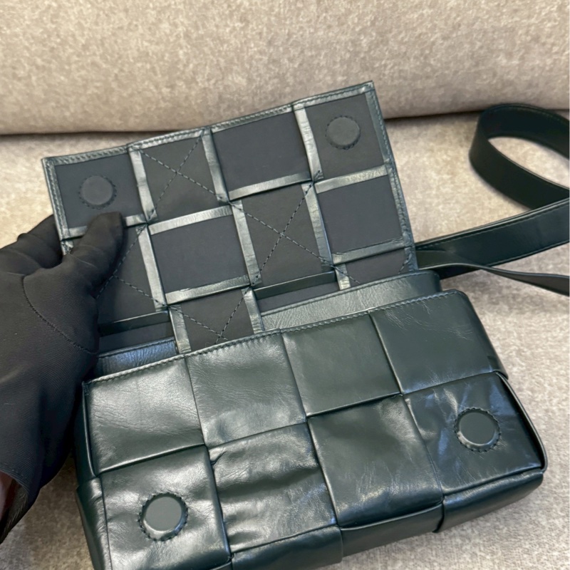 BV cassette八格漆皮墨綠-5