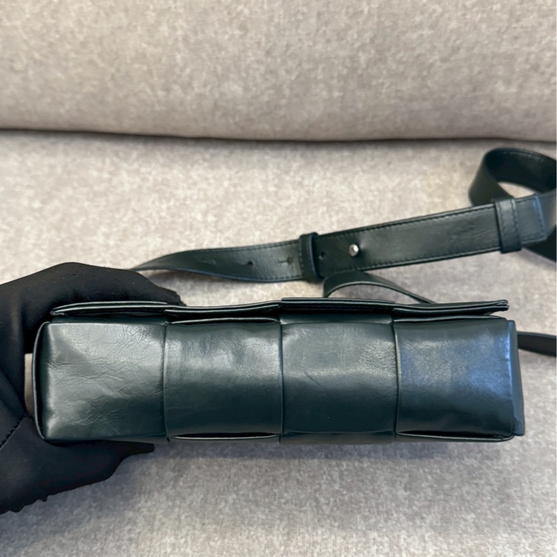 BV cassette八格漆皮墨綠-6