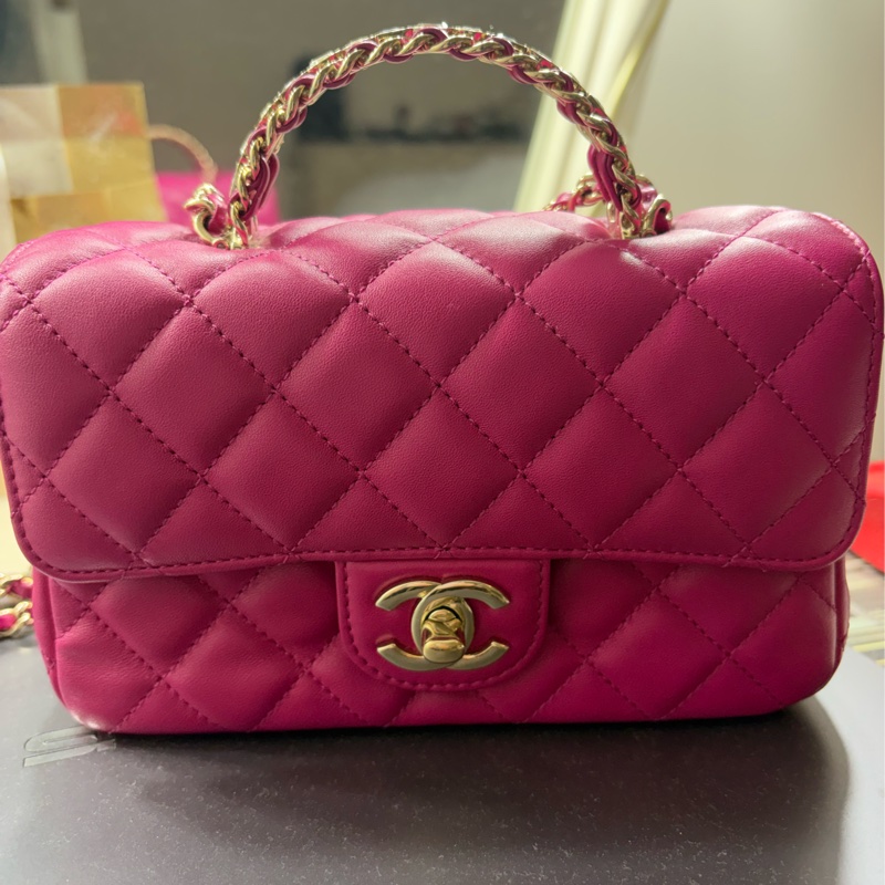 夢幻芭比逸品  香奈兒菱格縫線、雙 C logo、鏈條 + 頂把設計）Chanel 22 包 桃紅，鑽提把-0