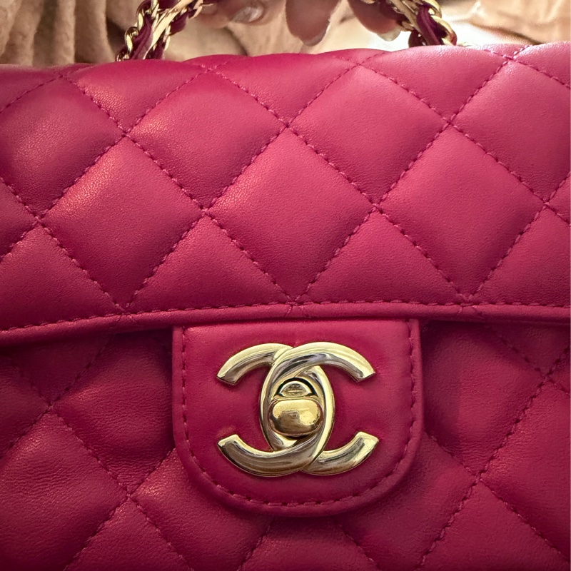 夢幻芭比逸品  香奈兒菱格縫線、雙 C logo、鏈條 + 頂把設計）Chanel 22 包 桃紅，鑽提把-1