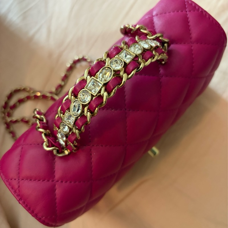 夢幻芭比逸品  香奈兒菱格縫線、雙 C logo、鏈條 + 頂把設計）Chanel 22 包 桃紅，鑽提把-2